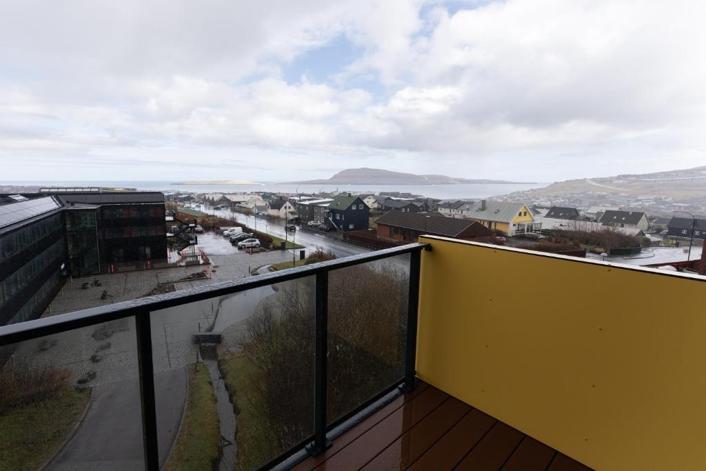 balcón con vistas a la ciudad en New 2BR Apartment / Sea View, en Tórshavn