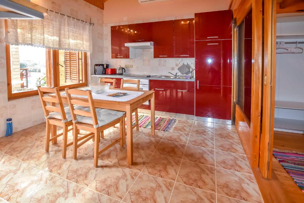 Kuchyň nebo kuchyňský kout v ubytování Villa Green Oasis
