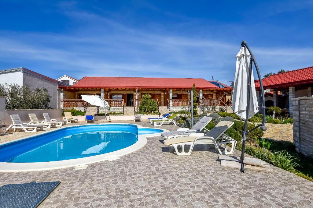 Bazén v ubytování Villa Green Oasis nebo v jeho okolí