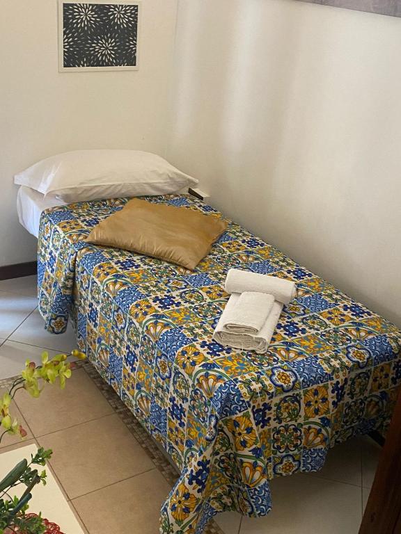 a small bed in a room with a bed sidx sidx sidx at Alba central City in Palermo