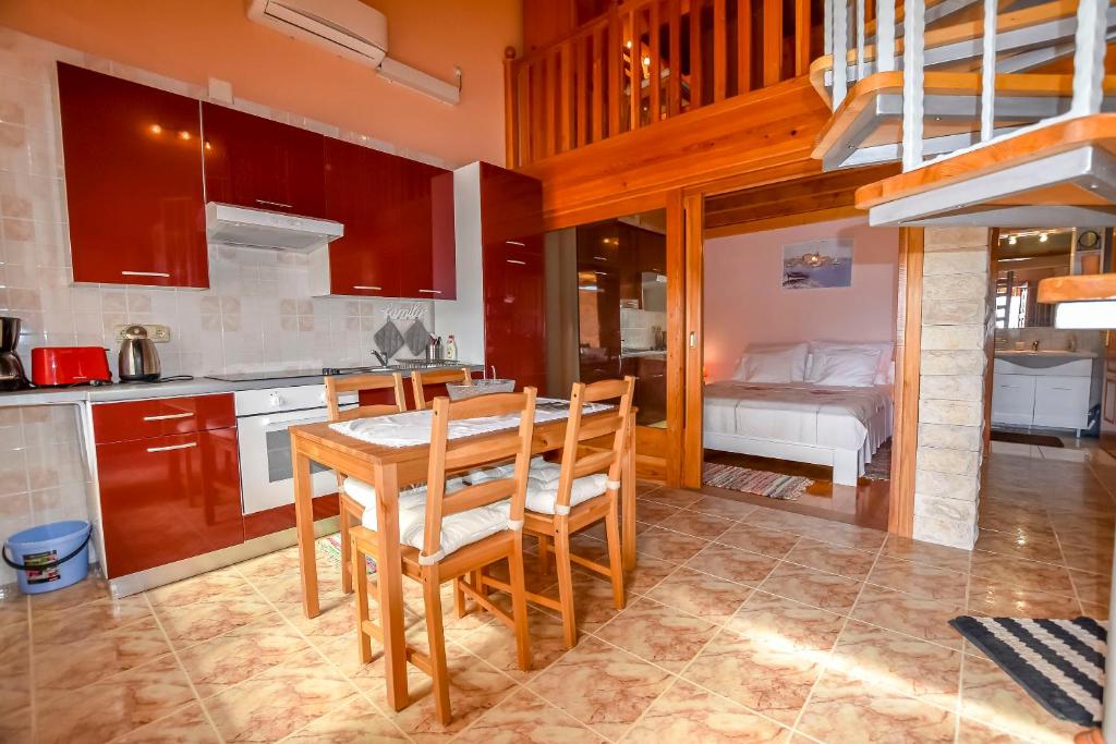 Kuchyň nebo kuchyňský kout v ubytování Villa Green Oasis