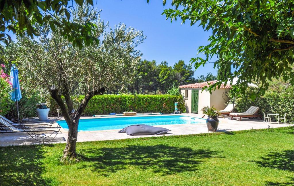 una piscina en un patio con un árbol en Stunning Home In Vedne With Wifi, en Vedène