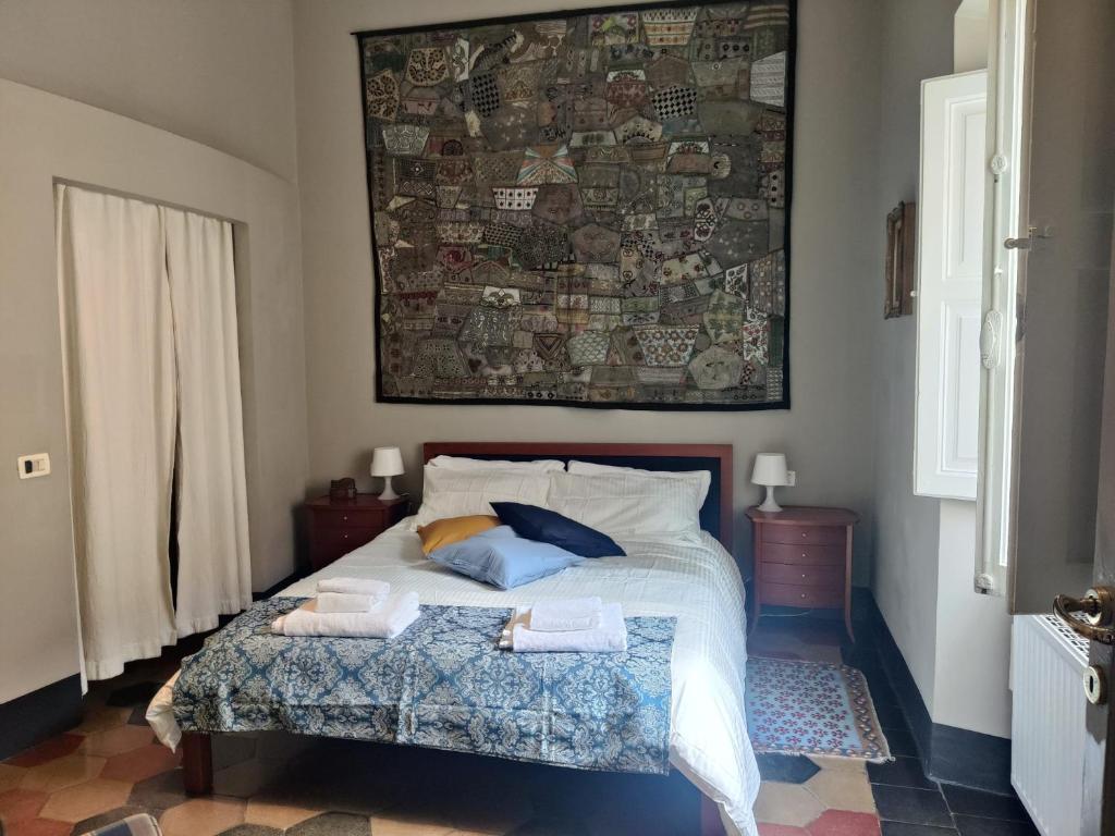 Un dormitorio con una cama con dos toallas encima. en Warm Charming Apartment in Campo de Fiori, en Roma