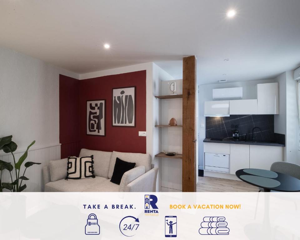 uma sala de estar com um sofá e uma cozinha em The Adour - Apartment 42 m em Vic-en-Bigorre