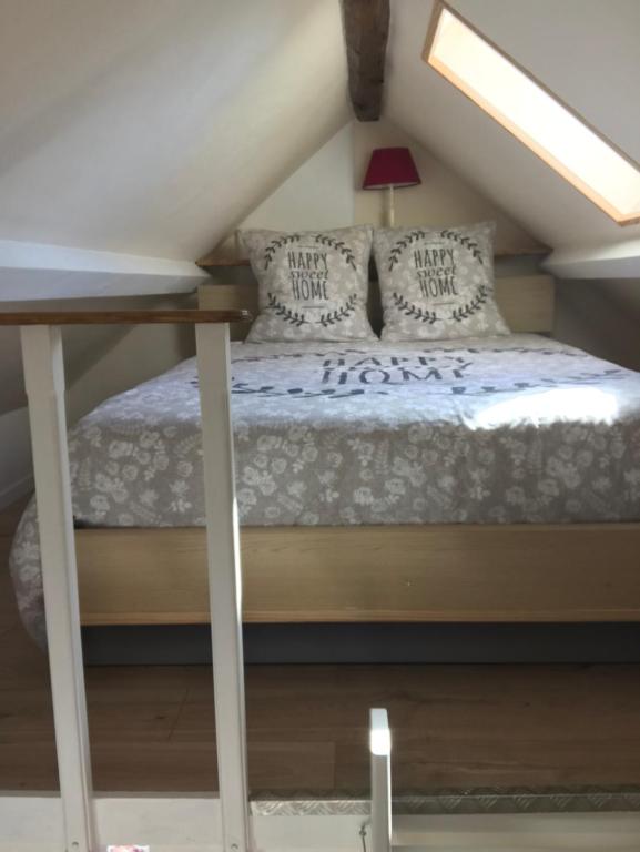um quarto com uma cama num sótão em Camping Les Arbois em Montjay
