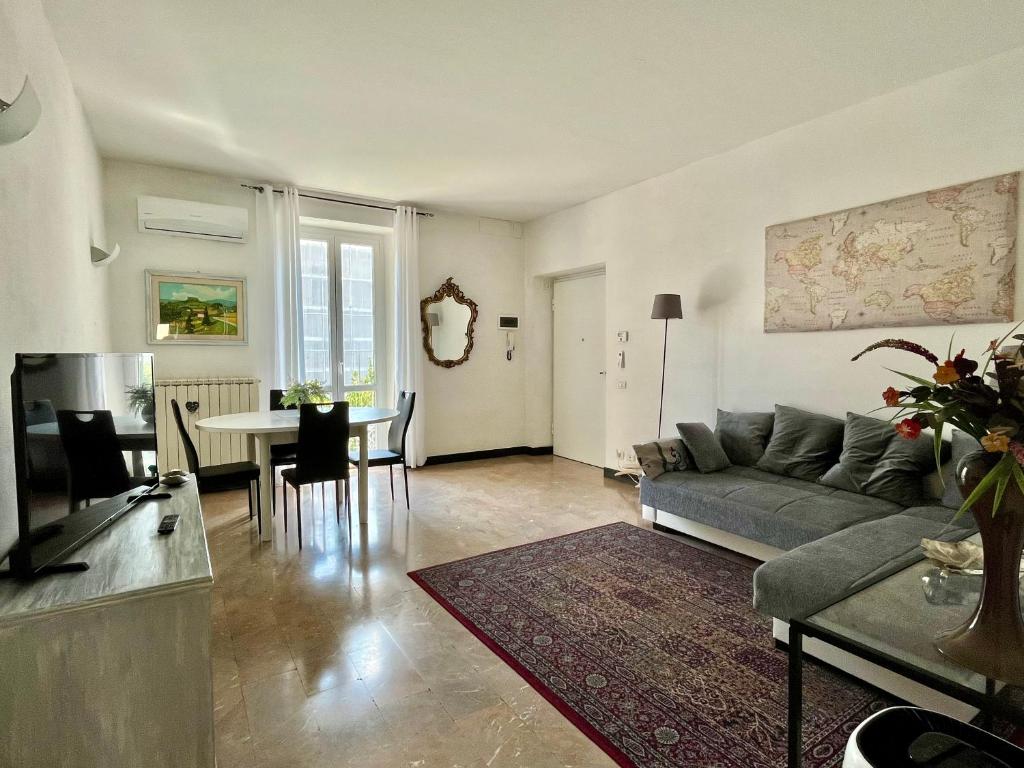 un soggiorno con un divano e un tavolo di Home Dolce Casa Apartment a La Spezia