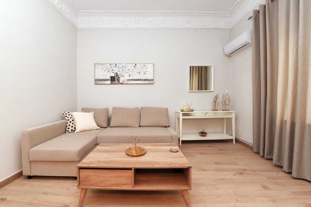 - un salon avec un canapé et une table basse dans l'établissement Nefeli House Syros, à Ermoúpoli