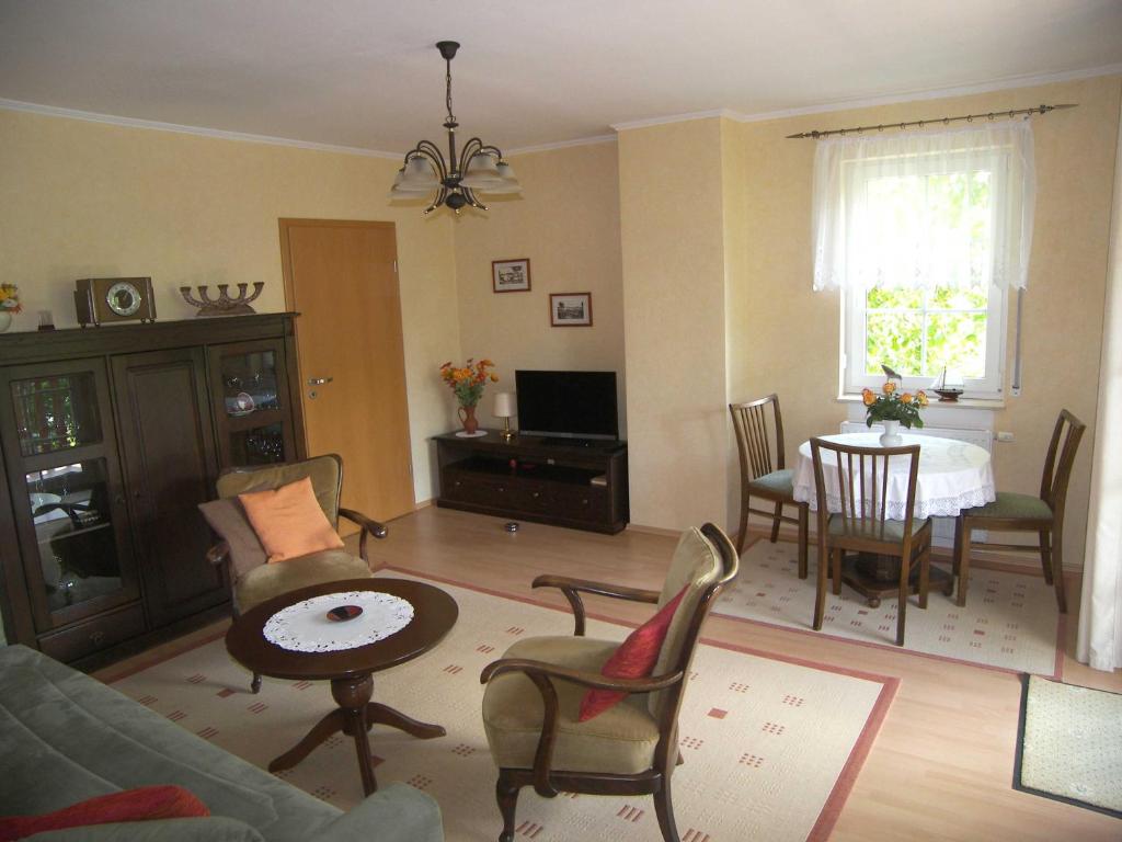 ein Wohnzimmer mit Tisch und Stühlen in der Unterkunft Ferienwohnung Mühlenblick in Benz