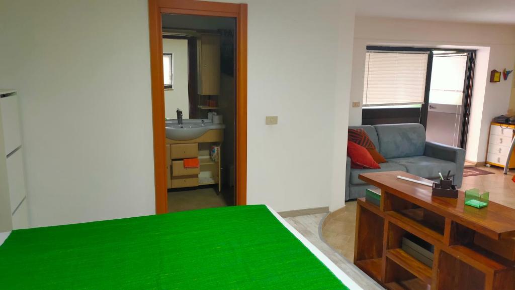 een woonkamer met een groene tafel en een bank bij Casa Vale in Silvi Marina