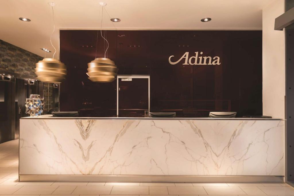 negozio aania con bancone in marmo in una stanza di Adina Apartment Hotel Copenhagen a Copenaghen