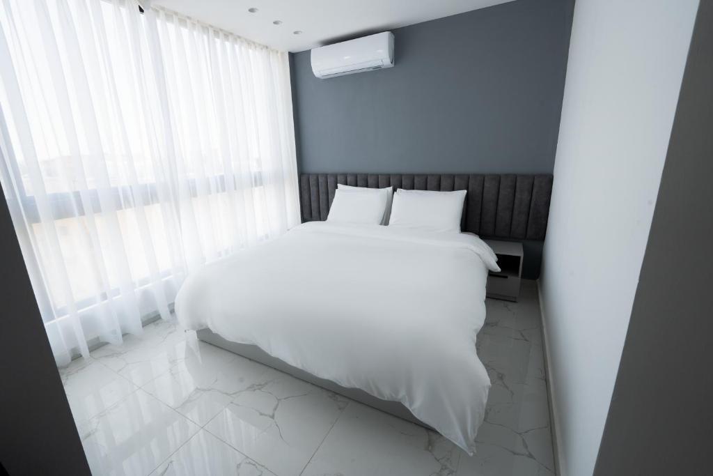 Postel nebo postele na pokoji v ubytování Al Kawther Hotel Apartments
