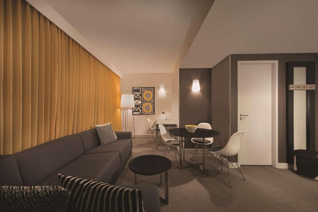 Adina Apartment Hotel Berlin Hackescher Markt - Resim 19