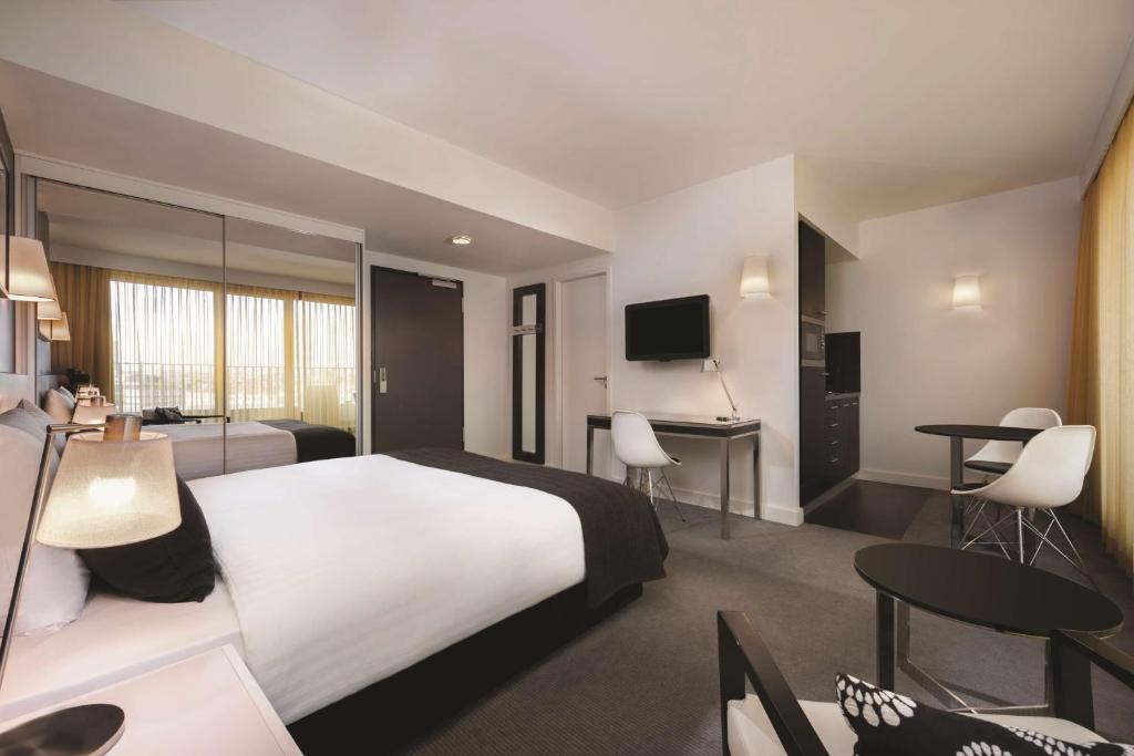 Adina Apartment Hotel Berlin Hackescher Markt - Resim 20