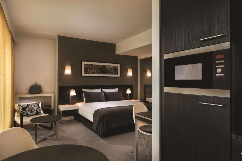 Adina Apartment Hotel Berlin Hackescher Markt - Resim 21