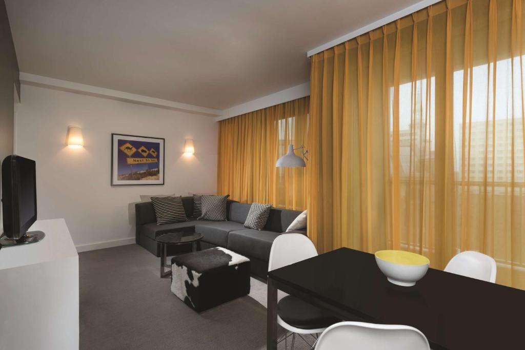 Adina Apartment Hotel Berlin Hackescher Markt - Resim 25