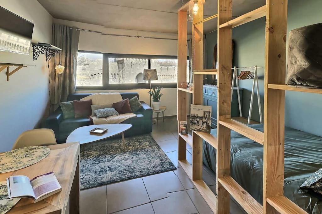 ein Wohnzimmer mit einem Sofa und einem Etagenbett in der Unterkunft Le Saint Roch 2 - AC CLIM - WIFI - 50m Centre ville in Avignon