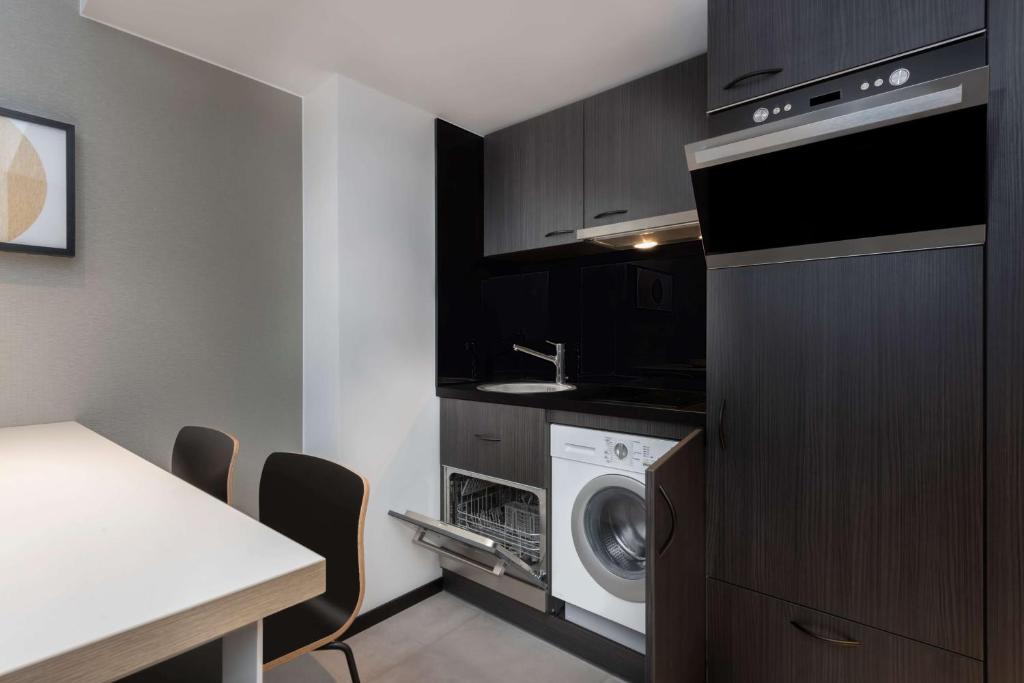 Kuchyň nebo kuchyňský kout v ubytování Adina Apartment Hotel Leipzig