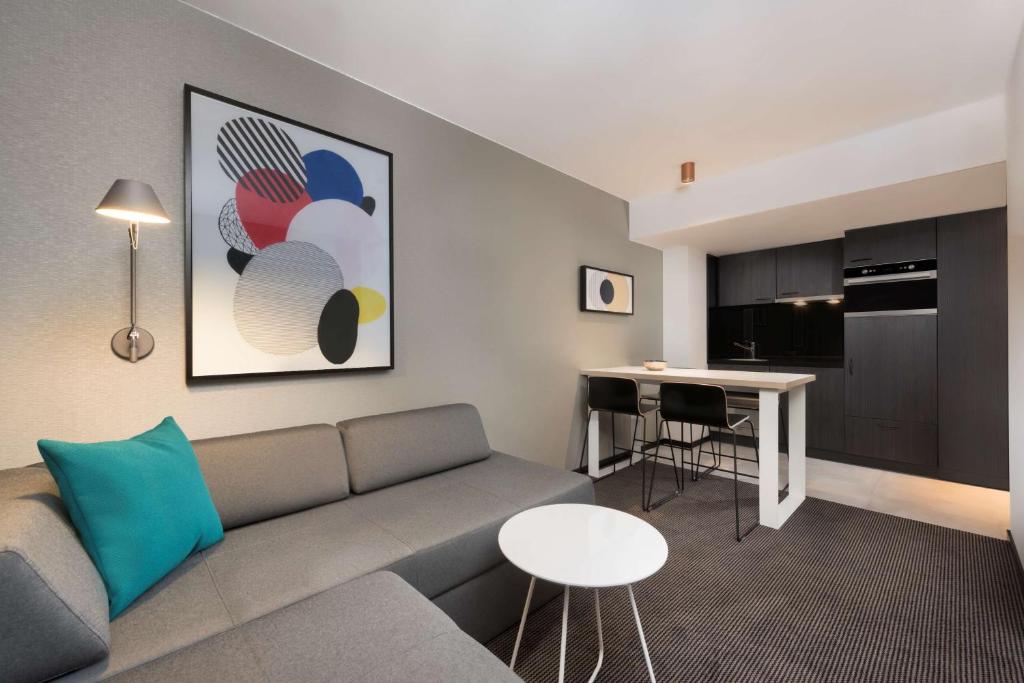TV a/nebo společenská místnost v ubytování Adina Apartment Hotel Leipzig