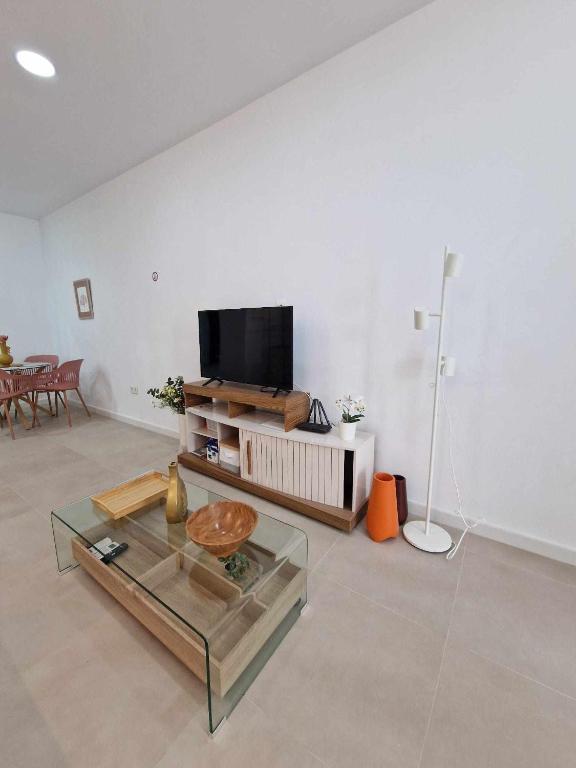 Televízia a/alebo spoločenská miestnosť v ubytovaní Moderno apartamento 3 en Calle Mármoles