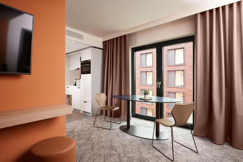 Adina Apartment Hotel Dusseldorf - Resim 9