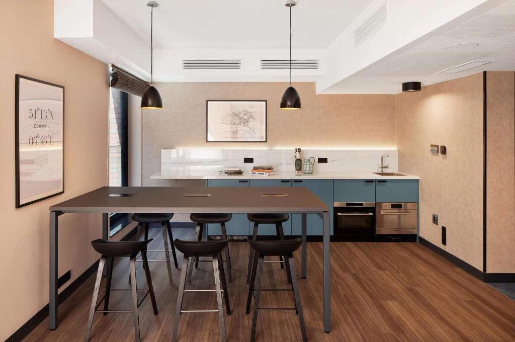 Adina Apartment Hotel Dusseldorf - Resim 39