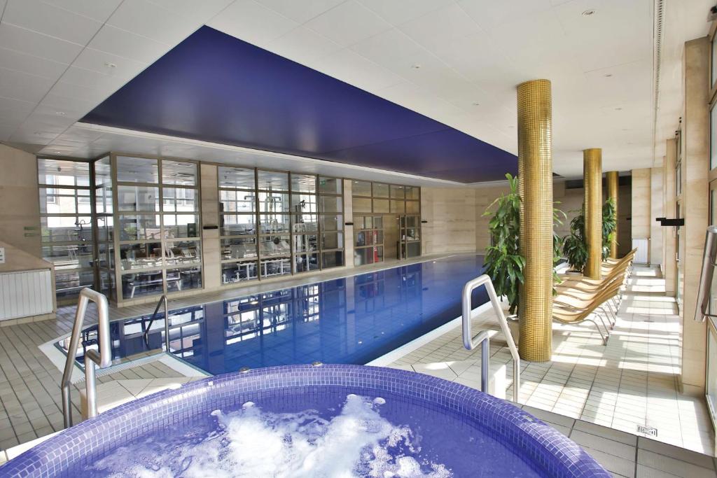 Bazén v ubytování Adina Apartment Hotel Budapest nebo v jeho okolí