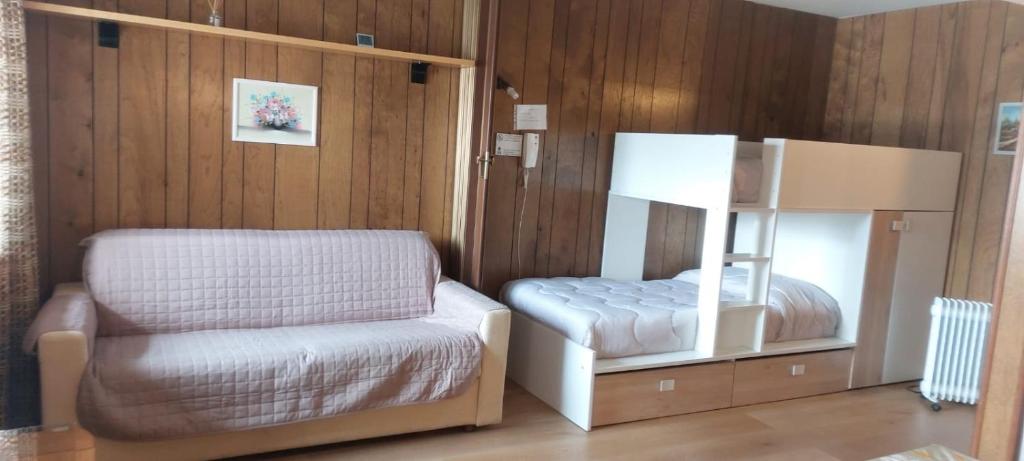 Posteľ alebo postele v izbe v ubytovaní Monolocale sulle piste del Cervino Residence Rododendro