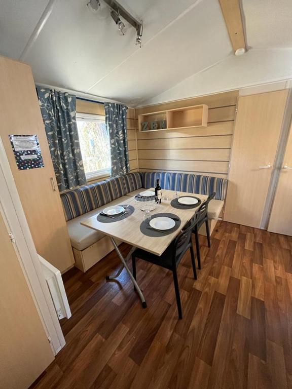 Zdjęcie z galerii obiektu Mobil home 8 personnes camping L'Elysée Vagues Océanes w mieście Le Grau-du-Roi