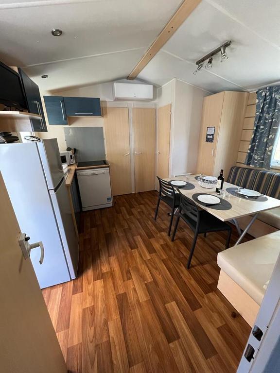 Zdjęcie z galerii obiektu Mobil home 8 personnes camping L'Elysée Vagues Océanes w mieście Le Grau-du-Roi