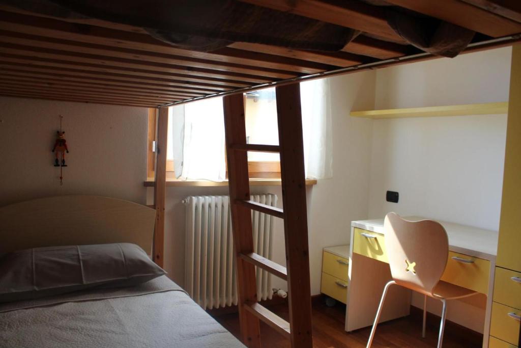 ein Schlafzimmer mit einem Etagenbett und einem Schreibtisch in der Unterkunft Alex's lake house in Riva di Solto