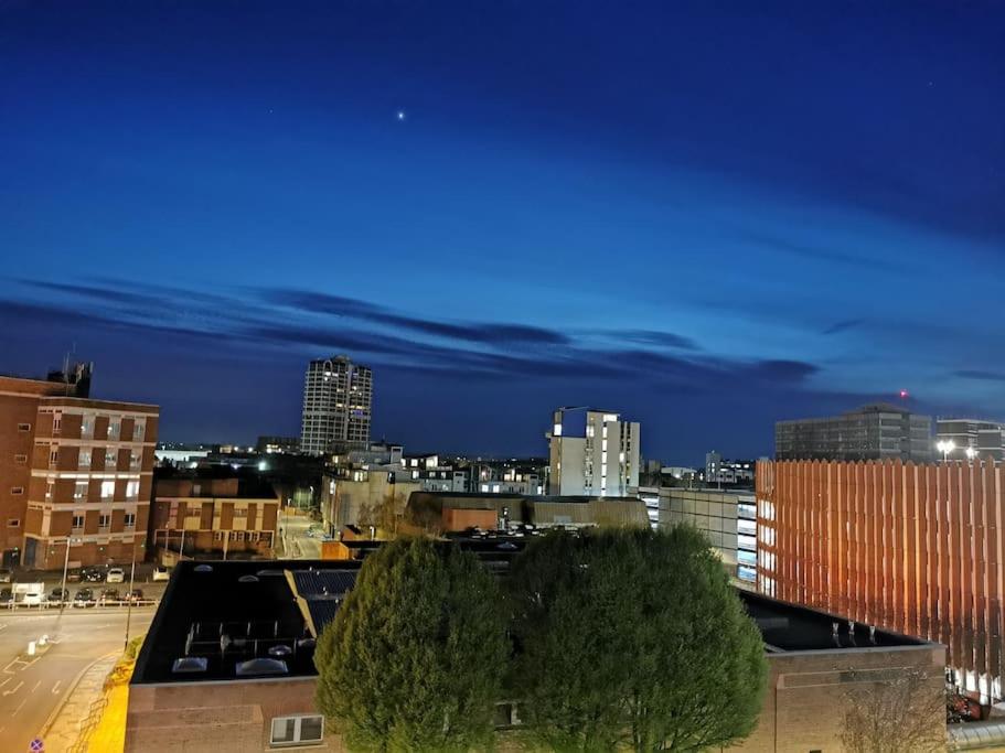 Blick auf die Skyline der Stadt in der Nacht in der Unterkunft Paramount city view in Swindon