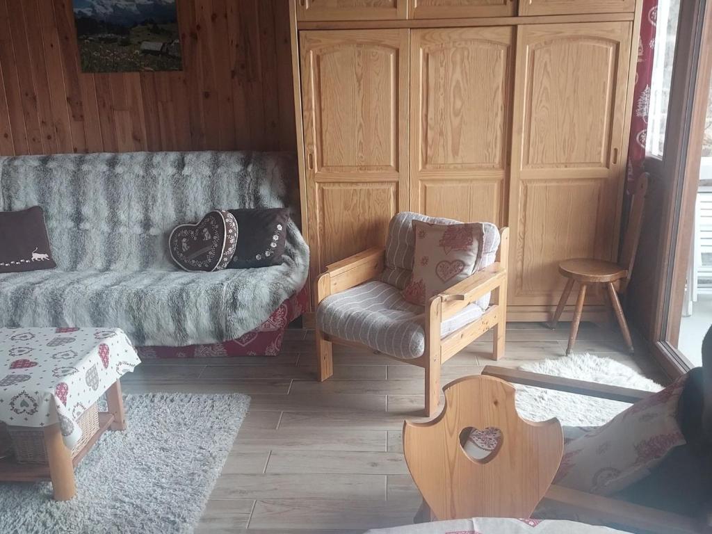 a living room with a couch and a chair at Appartement Valloire, 2 pièces, 4 personnes - FR-1-263-219 in Valloire
