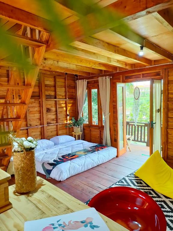 1 dormitorio con 2 camas en una cabaña de madera en Alaya Villa, en Bandungan