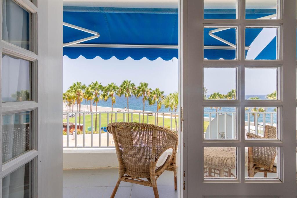 a door leading to a balcony with a view of the ocean at Apartamento vistas al mar en Pasito PM29 in Pasito Blanco