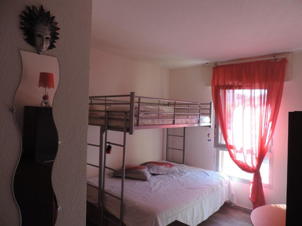 Posteľ alebo postele v izbe v ubytovaní 5038 Agde Marine C12