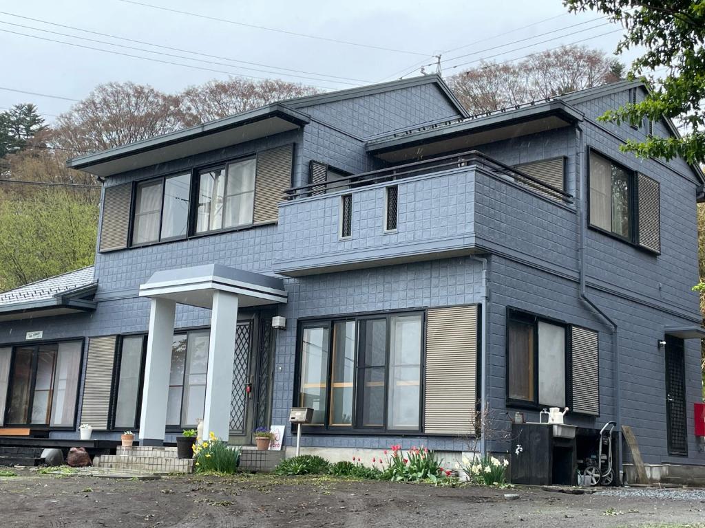 uma casa azul com em Foresta Karuizawa 3 em Miyota