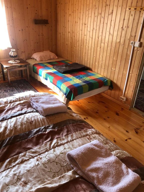 Rúm í herbergi á Seljaland ferðaþjónusta