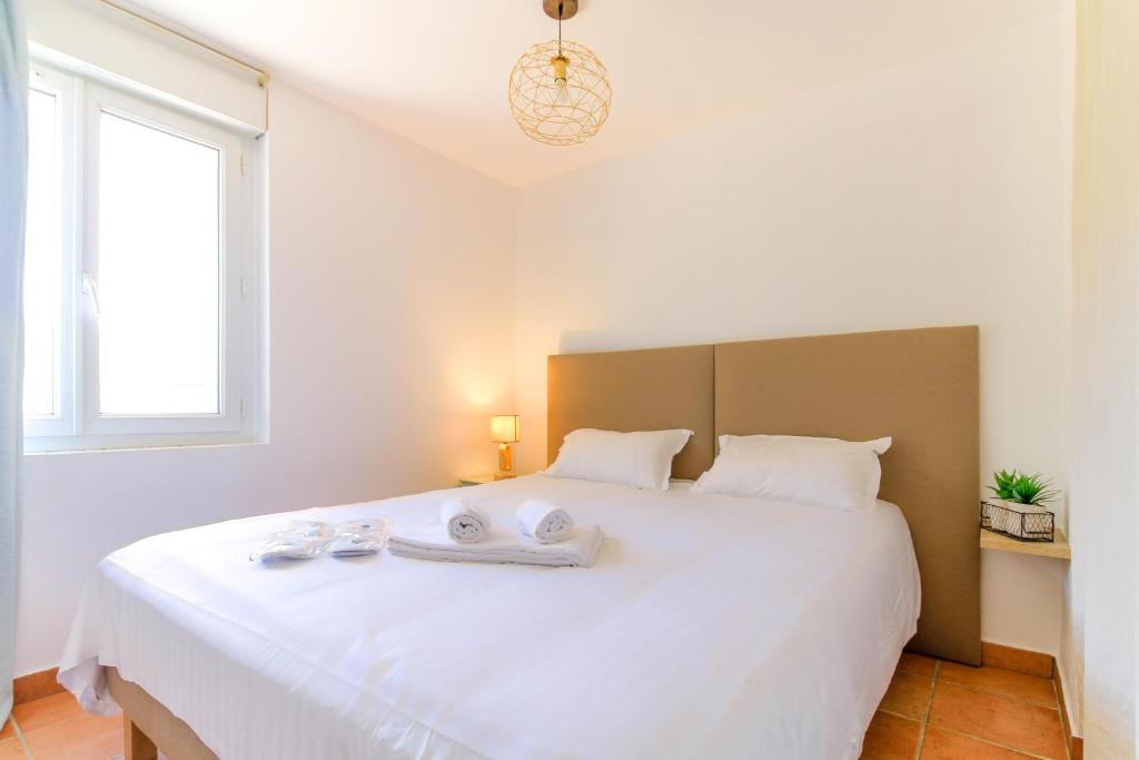 Posteľ alebo postele v izbe v ubytovaní SELECT'soHOME - Magnifique T2 sur les hauteurs d'Aiguebelle avec piscine privée et vue mer !- ROCCA BELLA