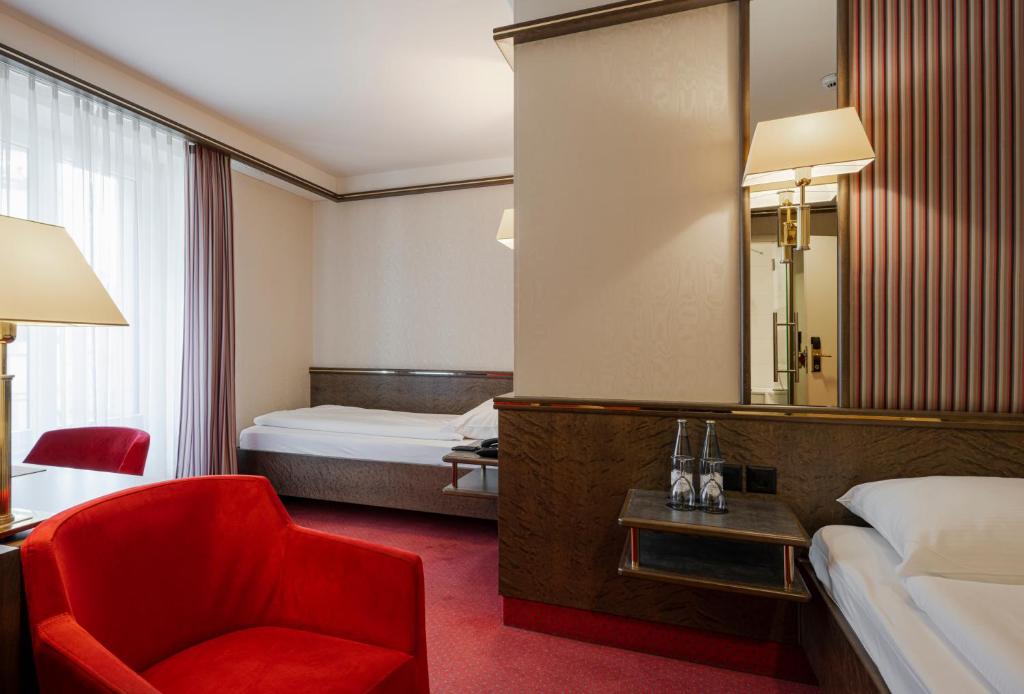 Uma cama ou camas num quarto em Hotel Monopol Luzern