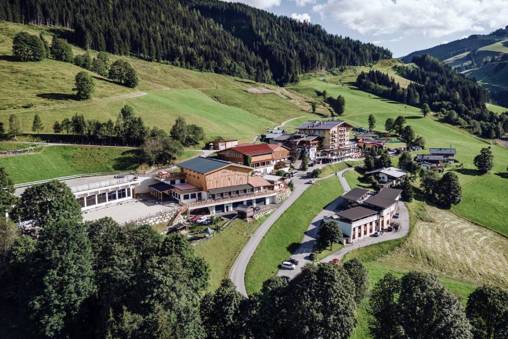 uma vista aérea de um resort nas montanhas em Familienresort Ellmauhof - das echte All Inclusive em Saalbach Hinterglemm