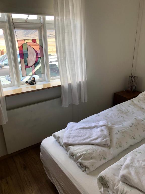 Rúm í herbergi á Seljaland ferðaþjónusta