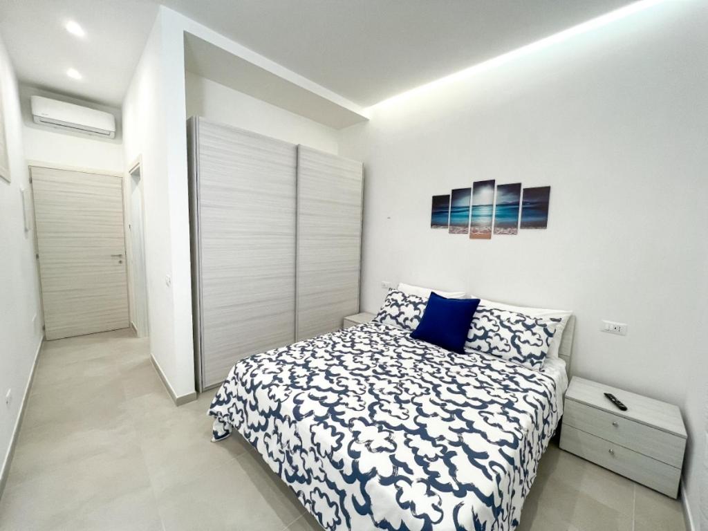 - une chambre avec un lit doté d'un oreiller bleu dans l'établissement B&B A Due Passi, à Ischia