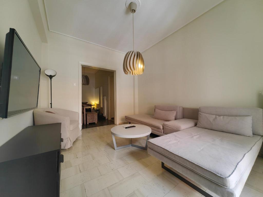 salon z kanapą i stołem w obiekcie Demetra - Koukaki center apartment w Atenach