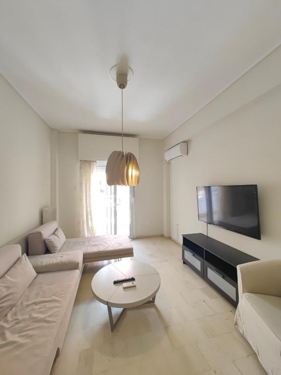 Telewizja i/lub zestaw kina domowego w obiekcie Demetra - Koukaki center apartment