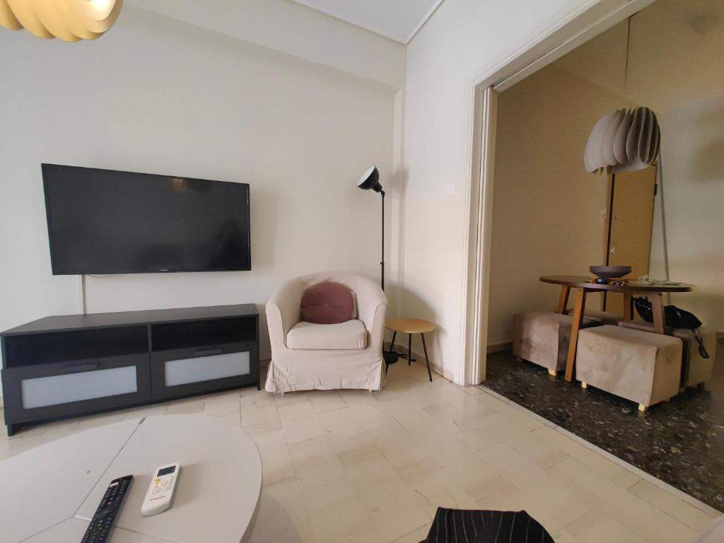Telewizja i/lub zestaw kina domowego w obiekcie Demetra - Koukaki center apartment