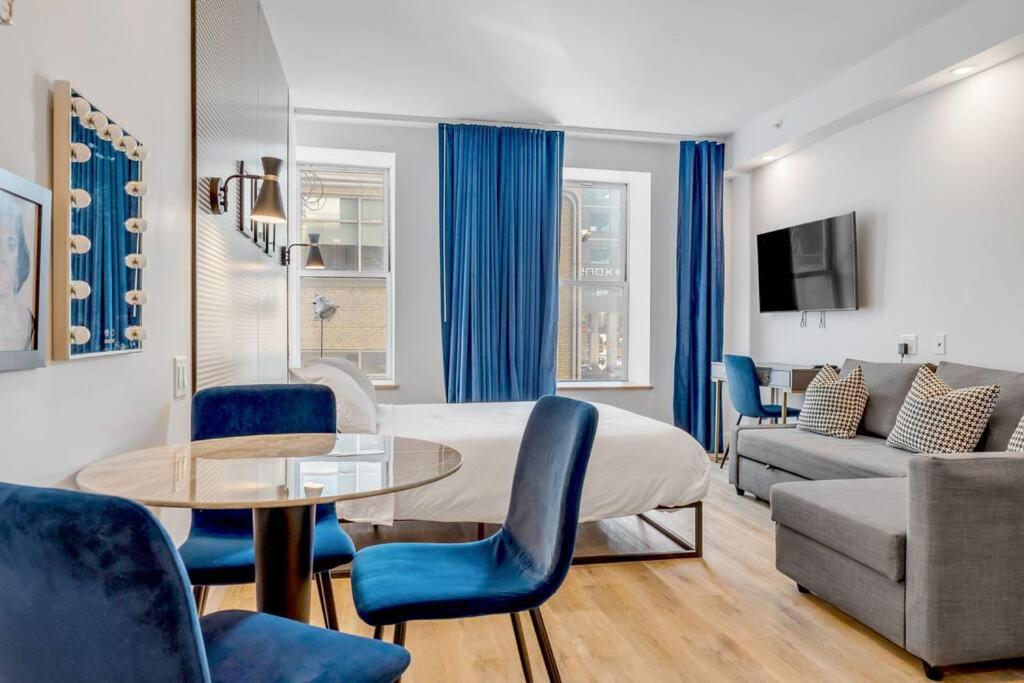 Initial / Icone / Quebec+stat في مدينة كيبك: غرفة فندقية بسرير وطاولة وكراسي