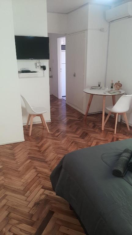 1 dormitorio con 1 cama, mesa y sillas en departamento en almagro, 2 huéspedes en Buenos Aires