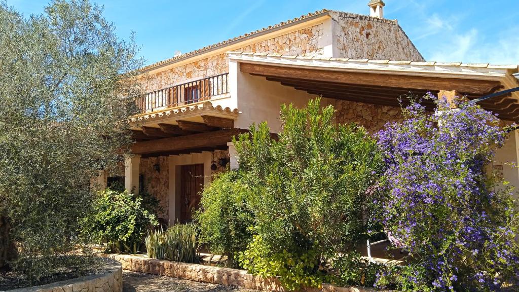 una casa con flores delante en CHALET whit POOL in Mallorca, en Algaida