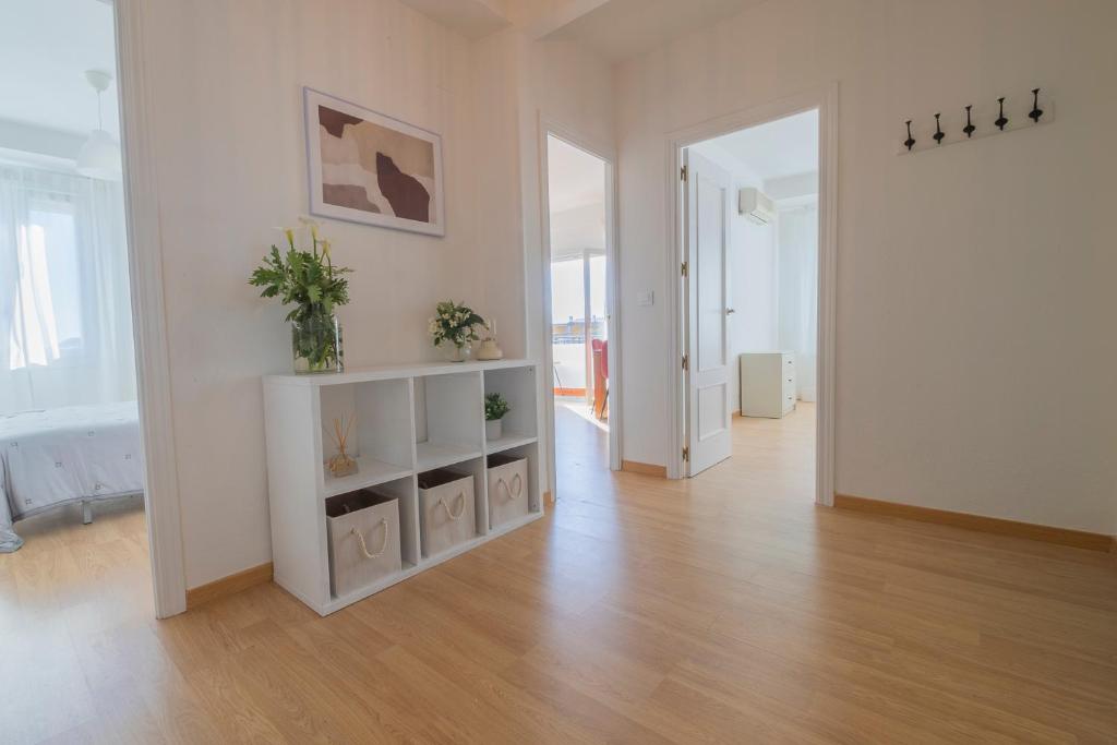 ein Wohnzimmer mit weißen Wänden und Holzböden in der Unterkunft Apartamento Tomillo I in Candeleda