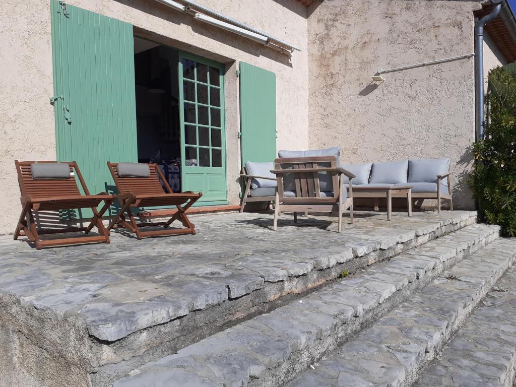 grupa krzeseł siedzących na patio w obiekcie Villa VUE MER plage de La FOSSETTE 5mn à pied Proche du Centre w mieście Le Lavandou